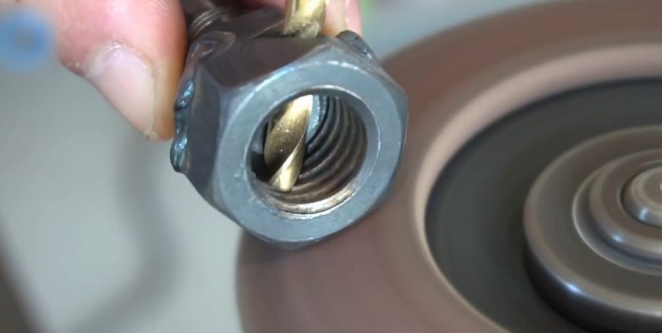 Nous affûtons selon les bords de l'écrou