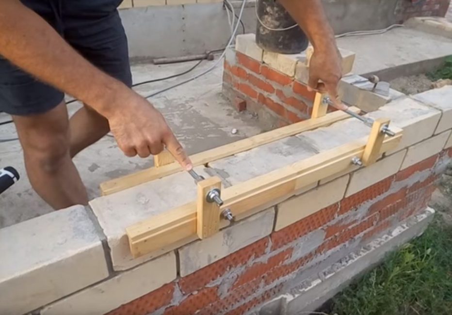 La connexion filetée est constituée de deux goujons espacés l'un de l'autre d'une distance égale à la longueur de deux briques.