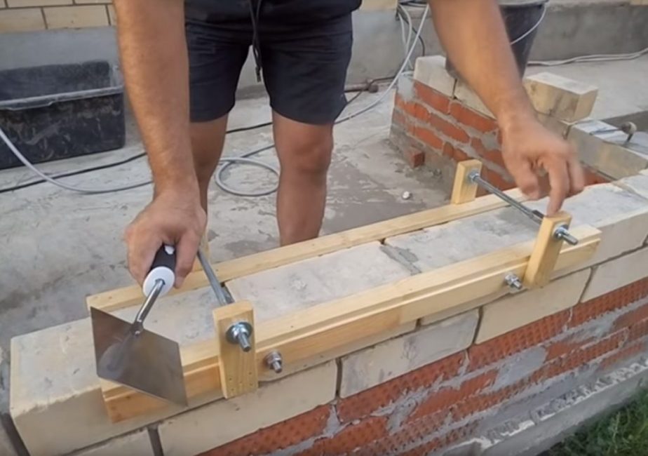 Les rails latéraux pour les goujons de fixation ont une longueur d'environ 100 mm