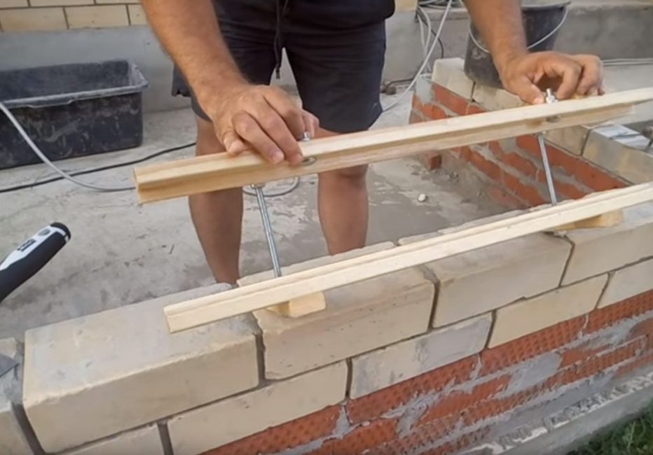 Boulons spéciaux avec rondelles qui vous permettent de modifier la profondeur de la couture