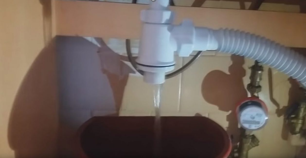 L'eau passe à travers le siphon, ce qui signifie qu'il n'y a pas de blocage