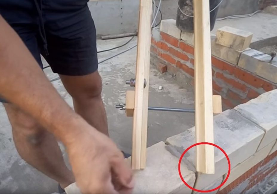 La barre située à l'opposé des capuchons a une saillie minimale (environ 5-7 mm)