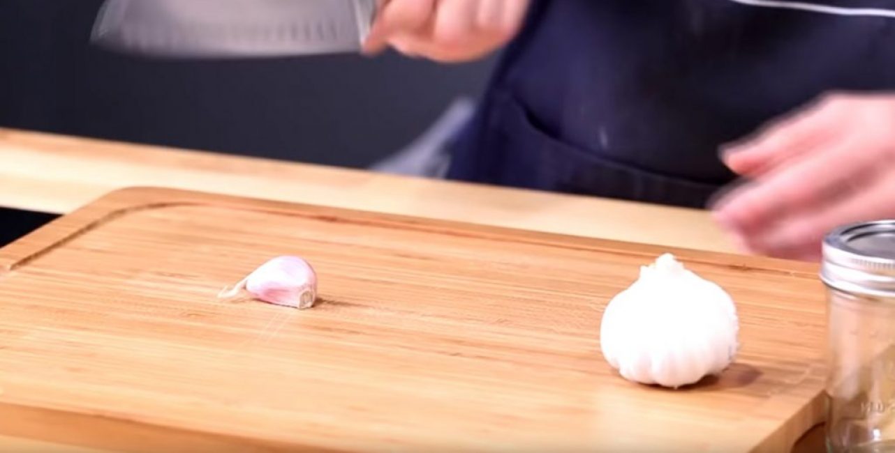 Placer une gousse d'ail sur une planche