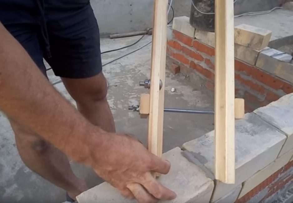 La barre située sur le côté des bouchons est évidemment plus grande (10-15 mm)