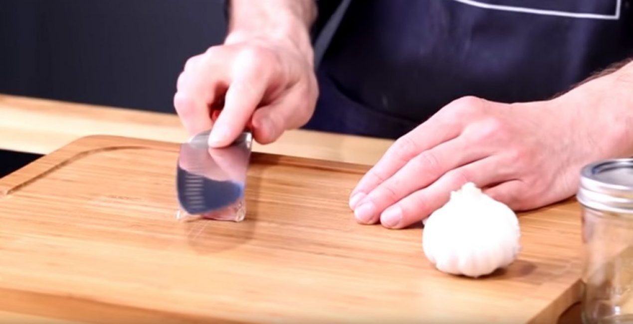 Un couteau est placé à plat sur le dessus