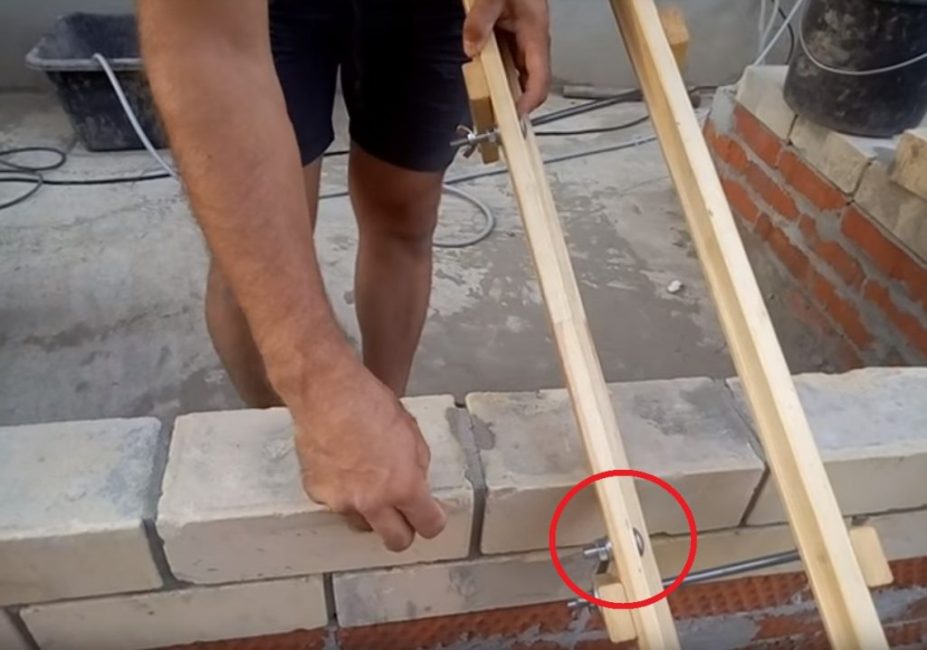 Le réglage de la profondeur de couture s'effectue grâce aux rondelles placées sous les bonnets