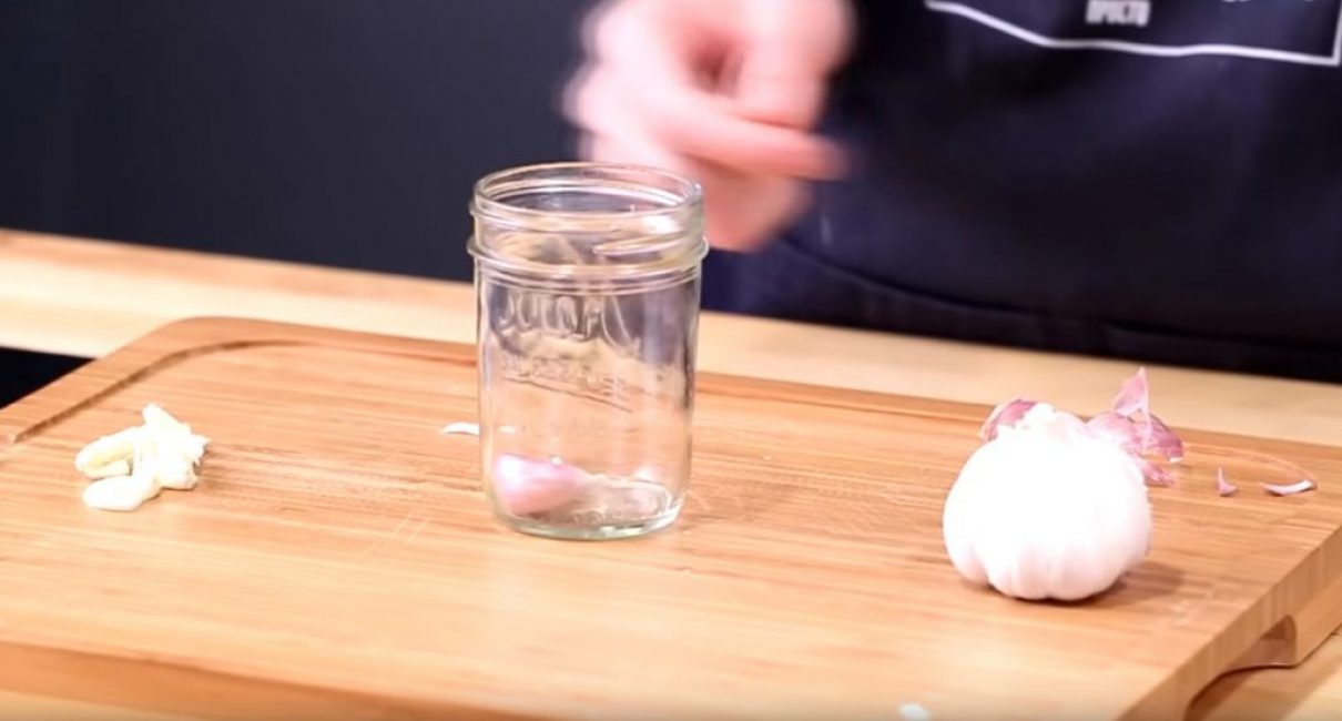 Tout d'abord, le clou de girofle est placé dans un petit pot