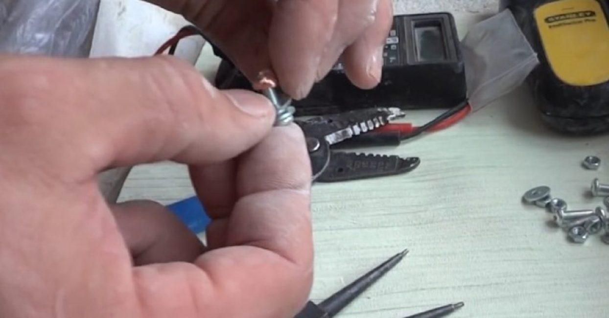 Le fil de cuivre contacte la rondelle mais pas l'aluminium