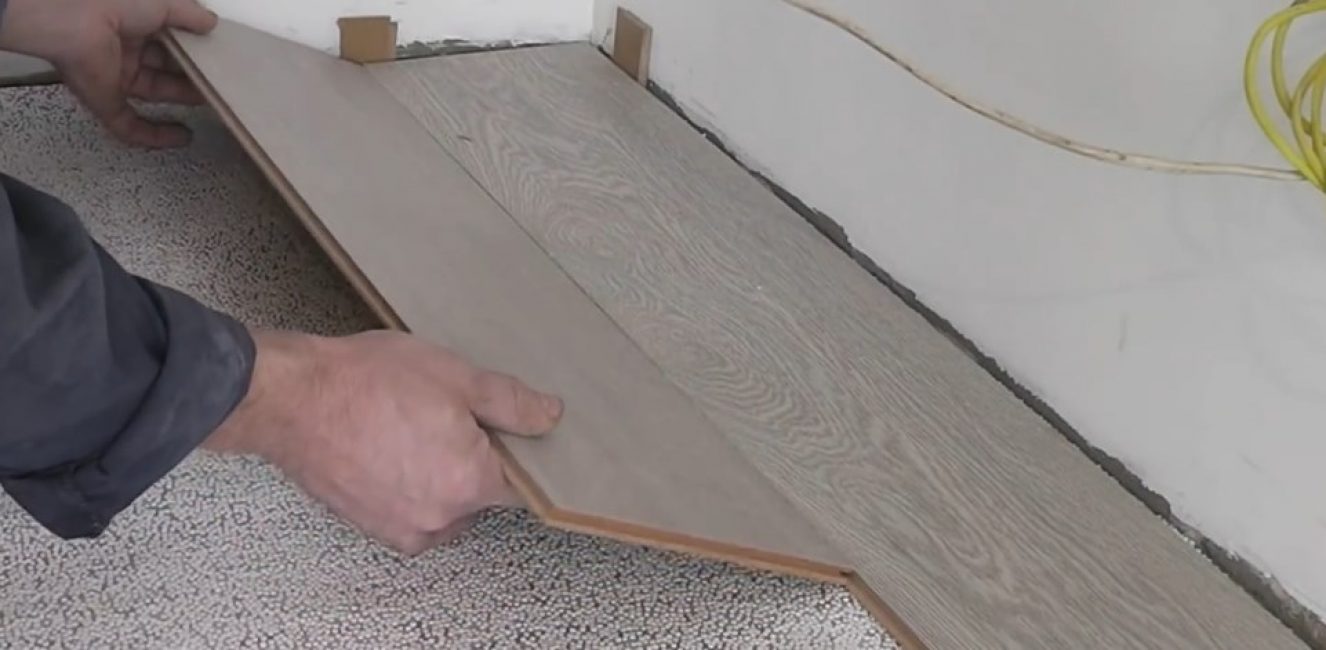 Fixation de la première planche de la deuxième rangée