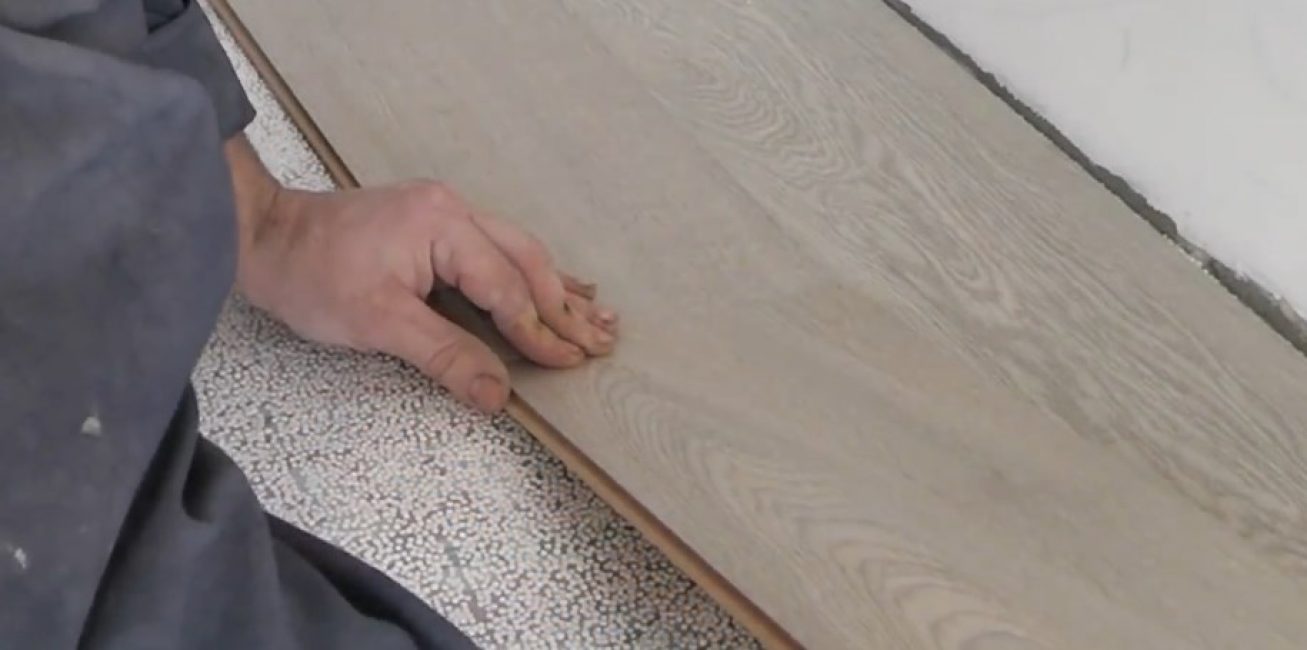 Nous connectons les serrures d'extrémité