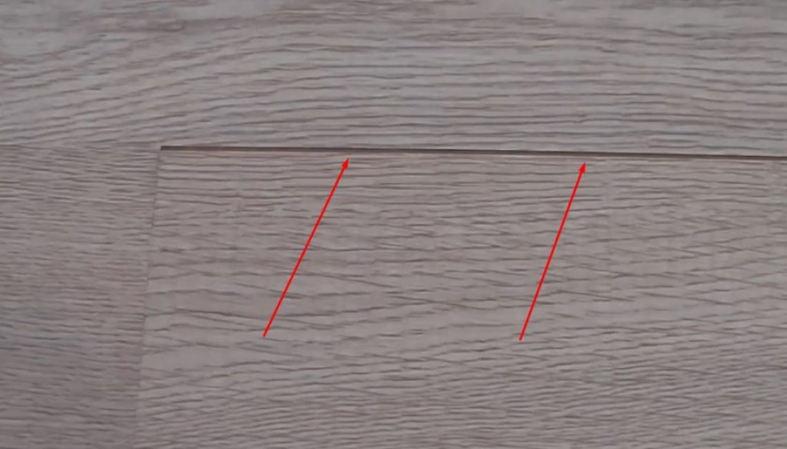 Espace longitudinal avec une rangée adjacente - la planche n'est pas entrée dans la rainure de verrouillage