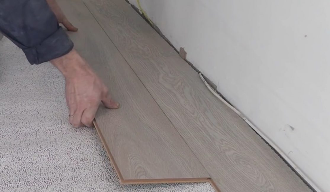 Soulevez le stratifié de 1-2 cm