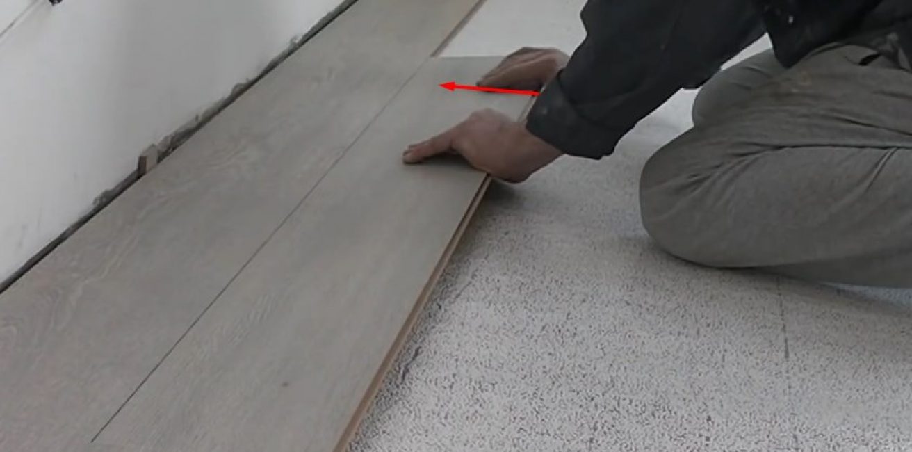 Faites glisser le bord droit du stratifié dans la serrure