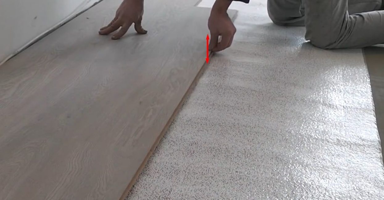 Avec des mouvements de translation de haut en bas, nous éliminons le défaut d'installation