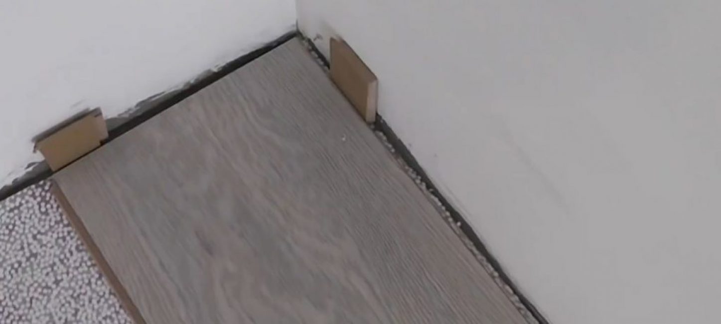 Une doublure - à partir de la fin et plusieurs le long du mur