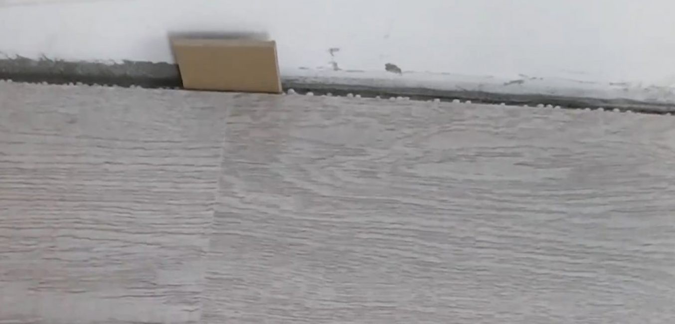 Nous installons des doublures aux joints des planches