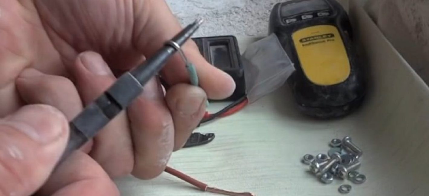 Nous serrons la pointe dans une pince à bec rond et tordons la boucle