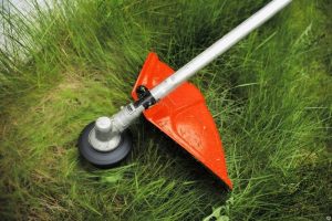 Remplacer la ligne de pêche dans le taille-bordures : 2 façons simples