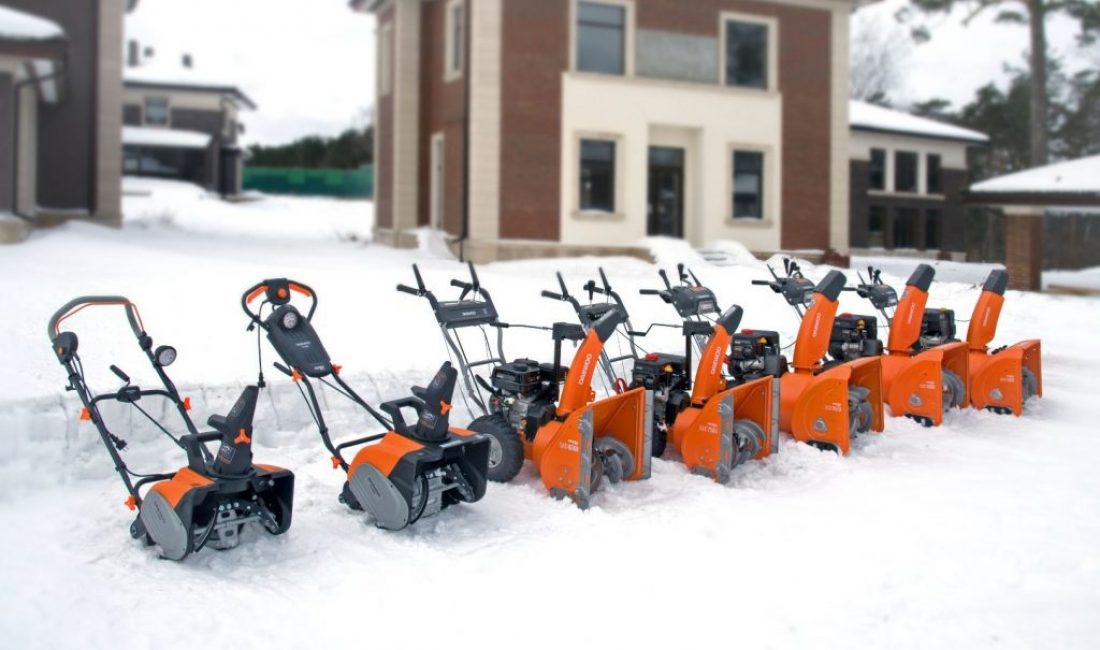 Le déneigement ne prendra que quelques minutes si vous utilisez une souffleuse à neige sur un moteur à essence ou électrique.