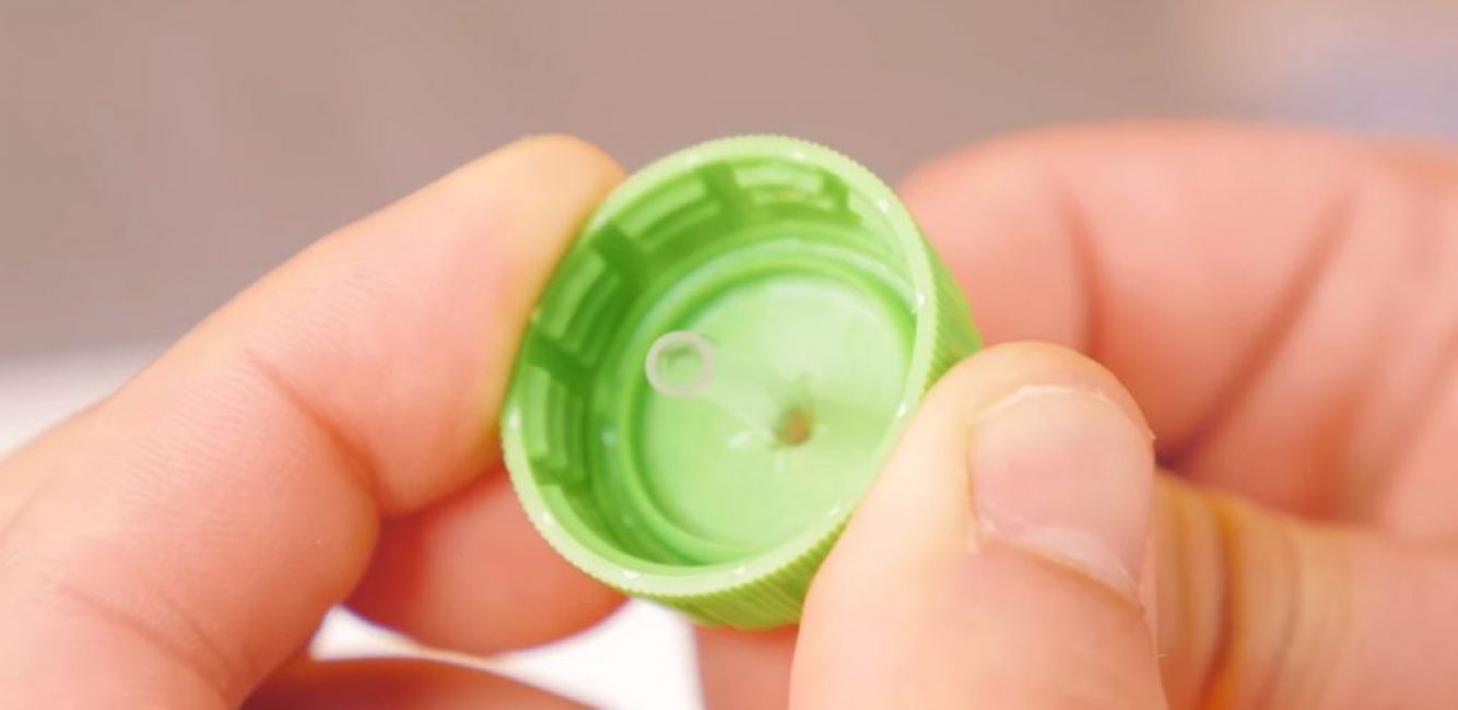 Le tube est inséré dans l'ouverture du couvercle