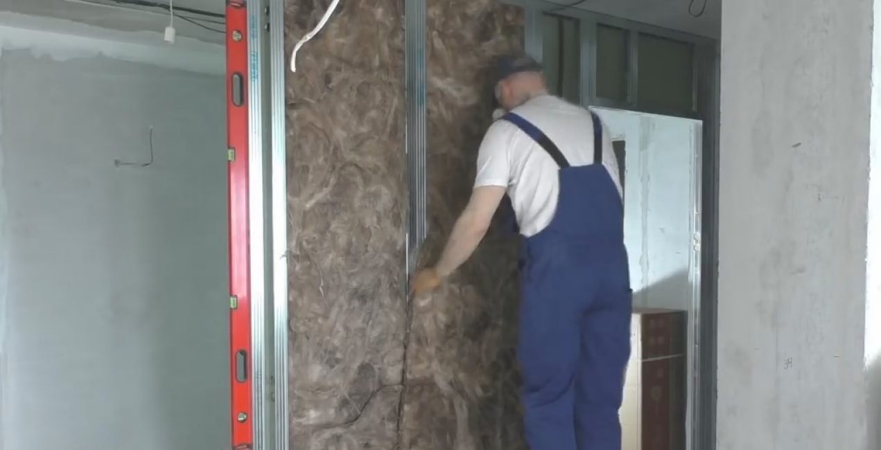 Nous coupons les bandes et insérons entre les profils