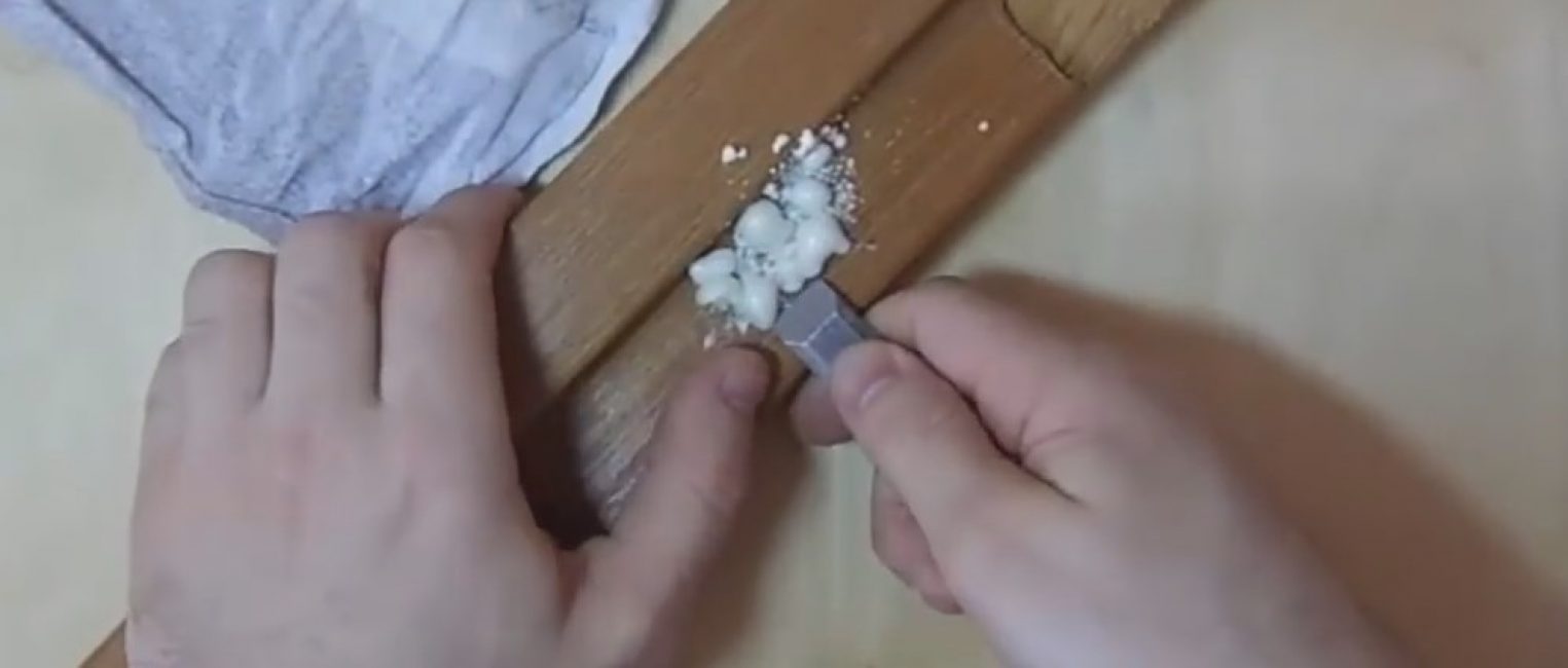 Utilisez un ciseau pour enlever le chapeau