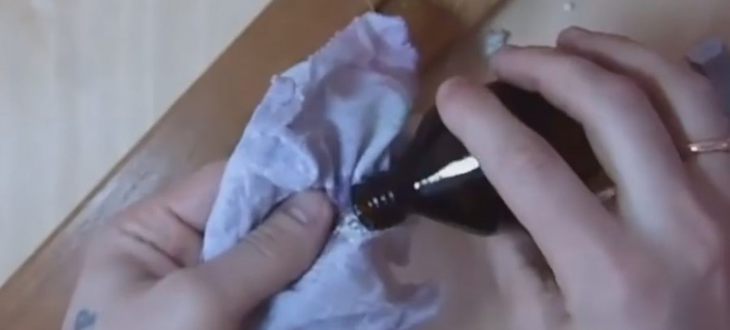 Nous imprégnons le tissu de dimexide