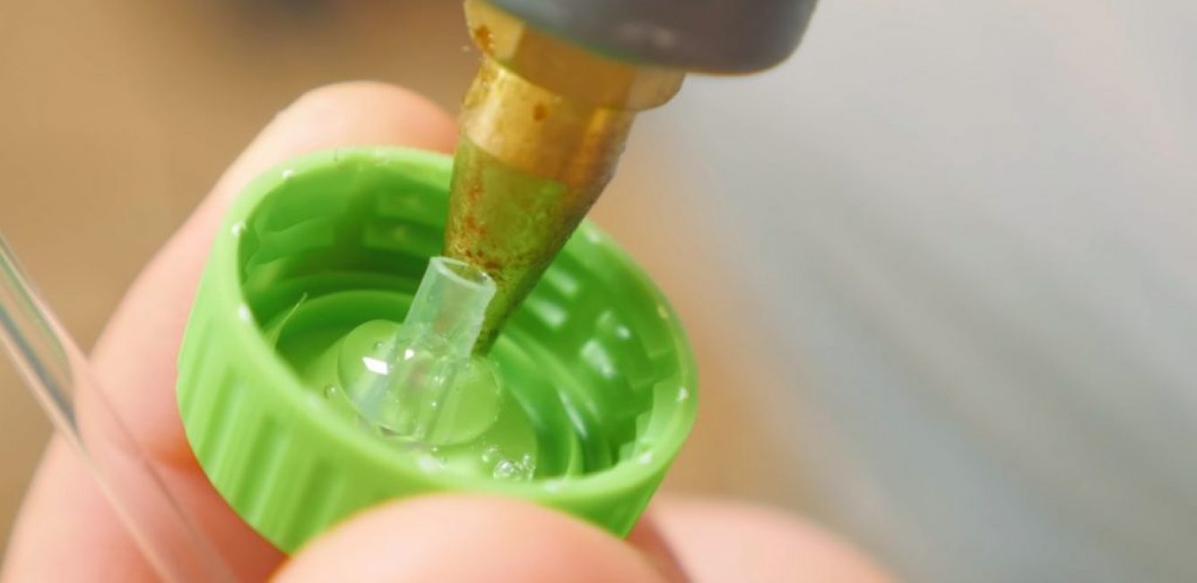 Le tube est fixé avec de la colle chaude