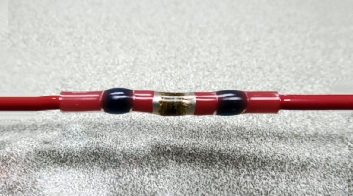 Avec un sèche-cheveux, un excellent résultat est obtenu - il n'y a aucune trace de suie