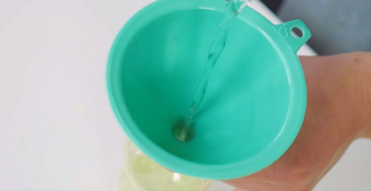 300 ml de vinaigre sont versés dans une petite bouteille