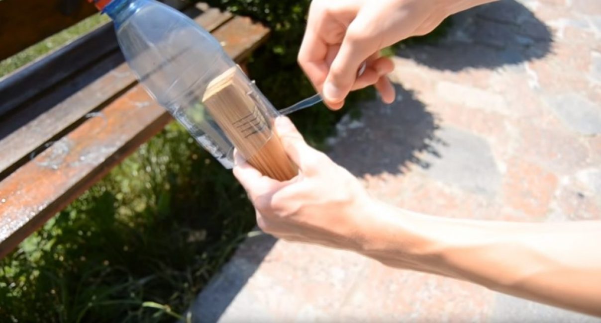 La bouteille est installée dans la fente