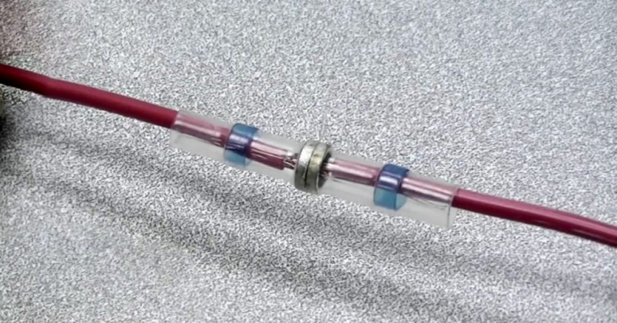 Anneau de soudure directement au-dessus du nœud de connexion