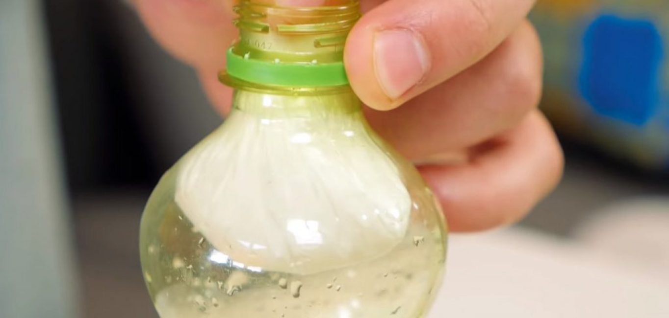 3-4 cuillères à soupe s'endorment dans le sac. cuillères de soda