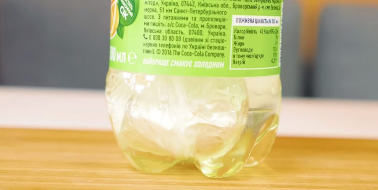 La soude coule au fond, mais grâce à la présence d'un paquet de réaction, ce n'est pas encore avec du vinaigre