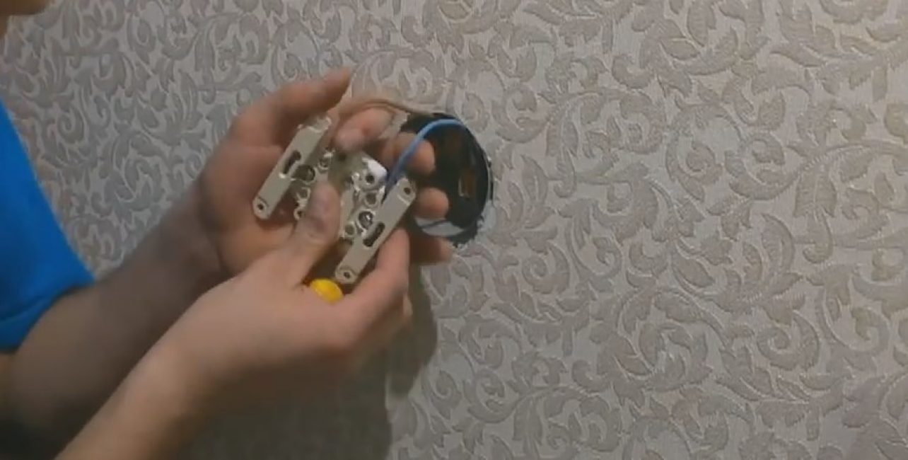 Nous connectons la prise à un réseau hors tension