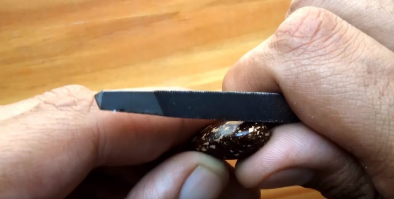 Faire une petite incision dans l'épaisse coque de la graine avec une lime