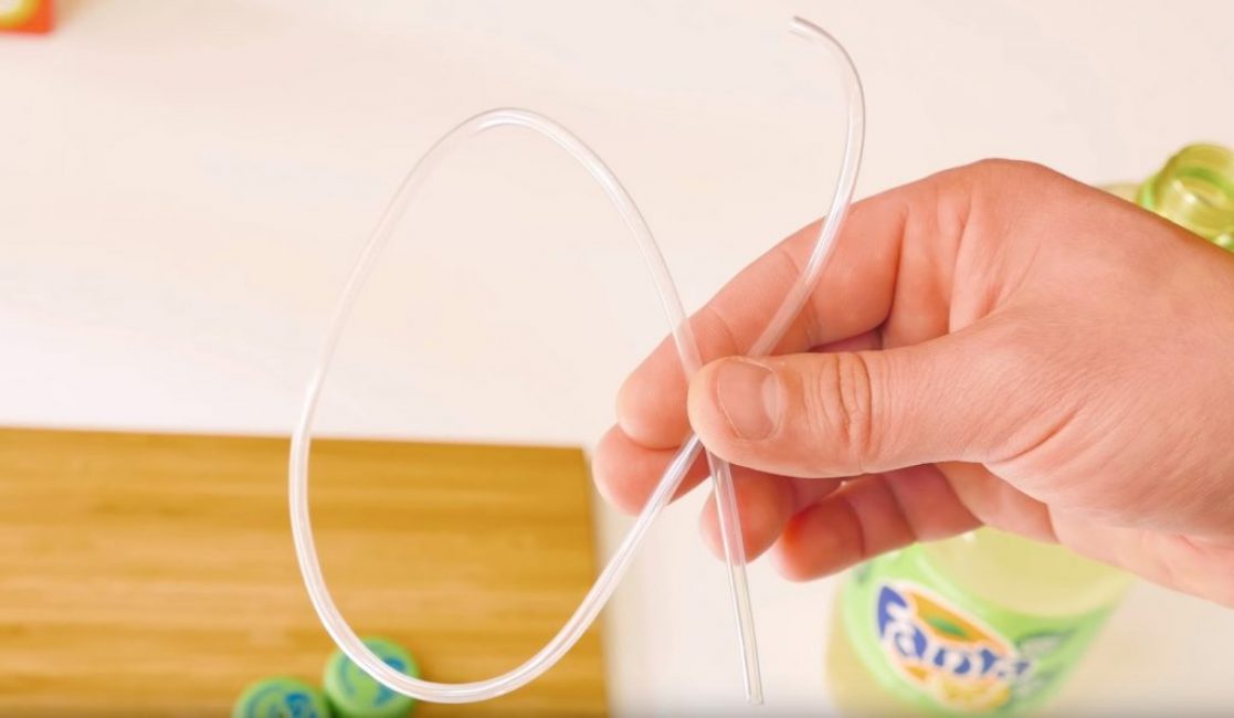 Un tube d'un compte-gouttes à travers lequel le dioxyde de carbone entrera dans la limonade