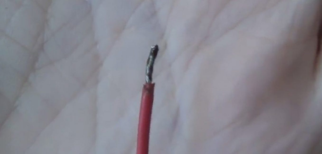 Le noyau en acier est recouvert de colophane, mais la soudure n'a pas collé