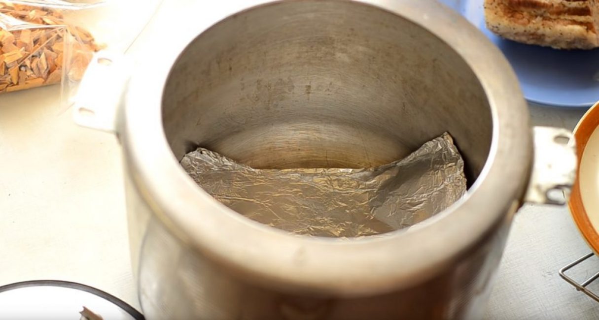 Feuille d'aluminium au fond du pot