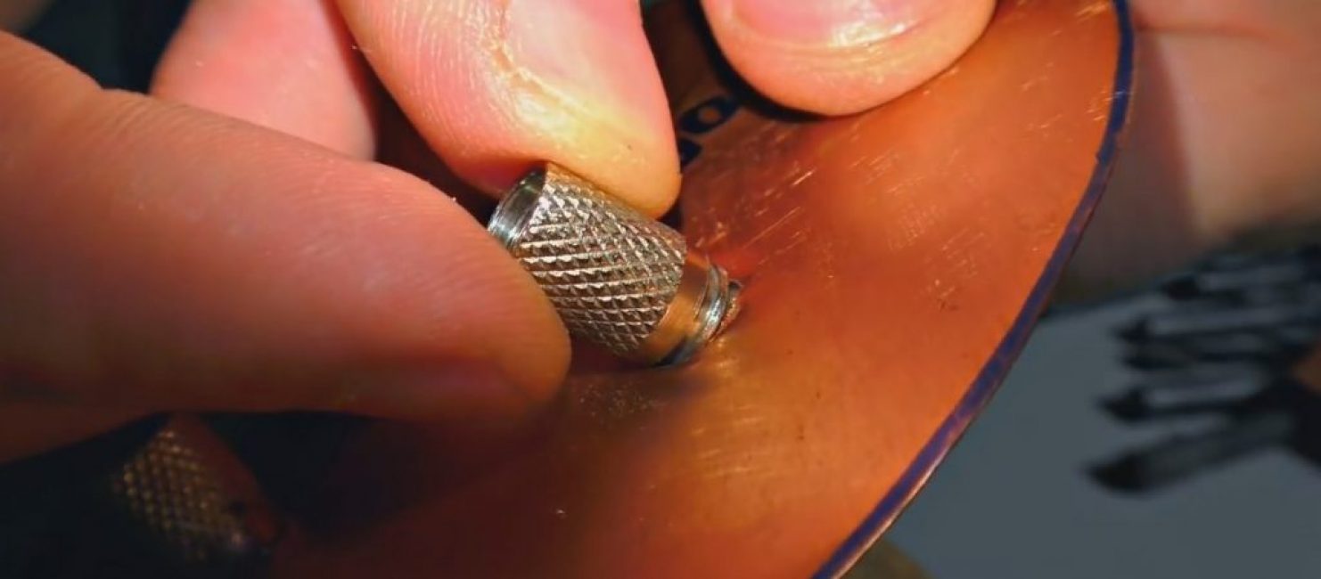 Nous fixons les connecteurs dans le cercle R100