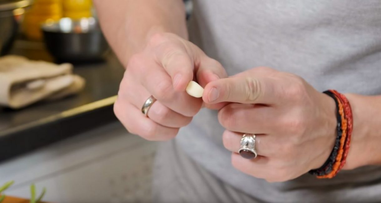 La gousse d'ail pour la sauce doit être petite.