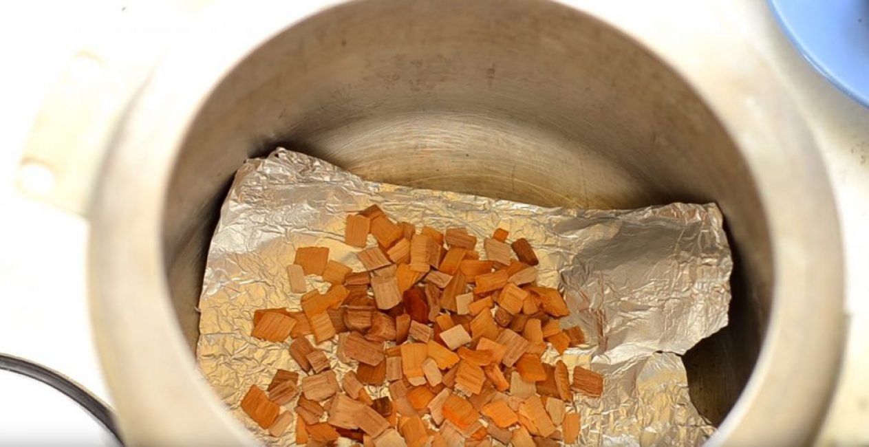 Jetons empilés sur du papier d'aluminium