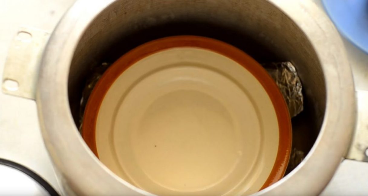 Une petite assiette doit être placée sur le support