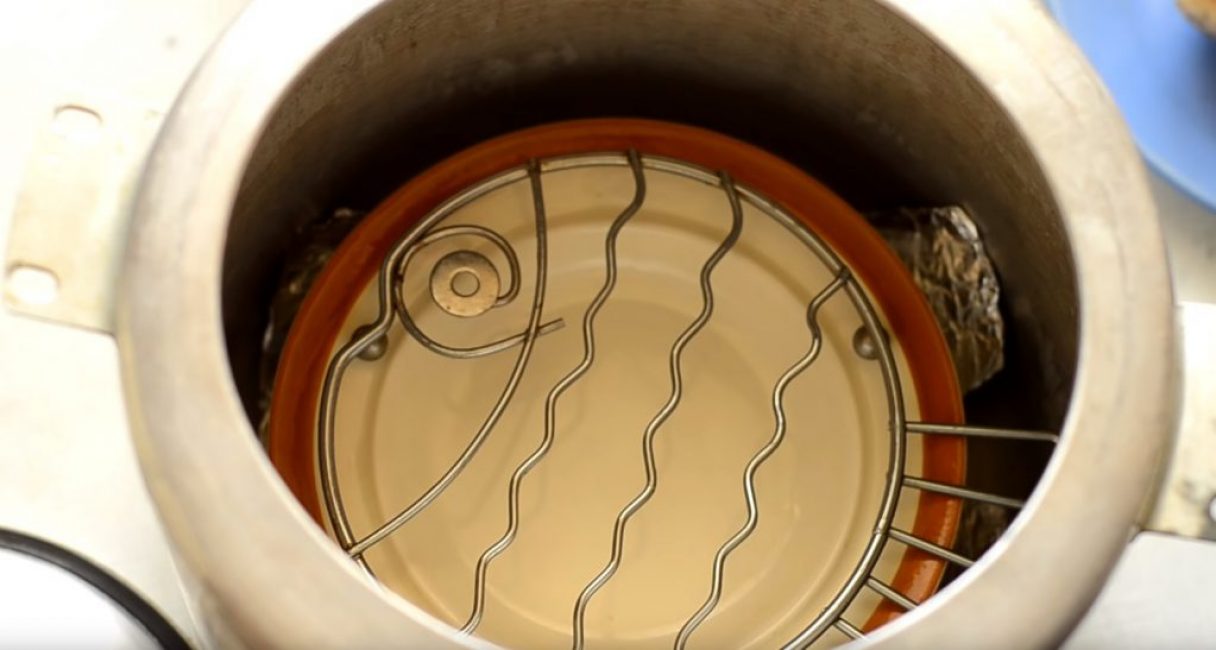 Placez une autre plaque chauffante au-dessus de la plaque en forme de gril