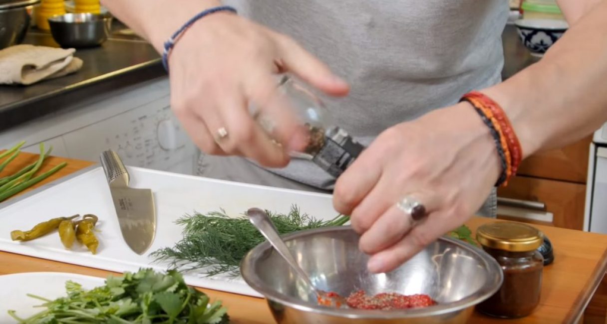 Ajouter des épices à la sauce sous la forme d'un mélange de poivrons