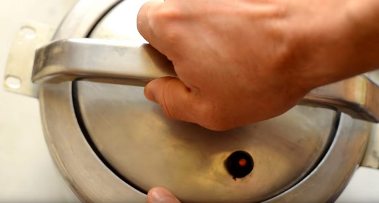 Après avoir déposé la graisse, la casserole est fermée avec un couvercle hermétique.