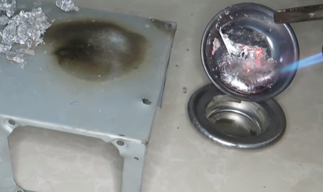 Verser la fonte d'aluminium dans un moule