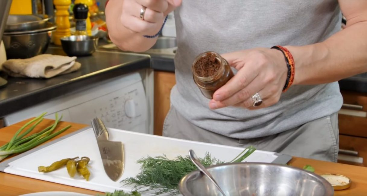 Adjika géorgien avec beaucoup d'épices et une forte teneur en ail