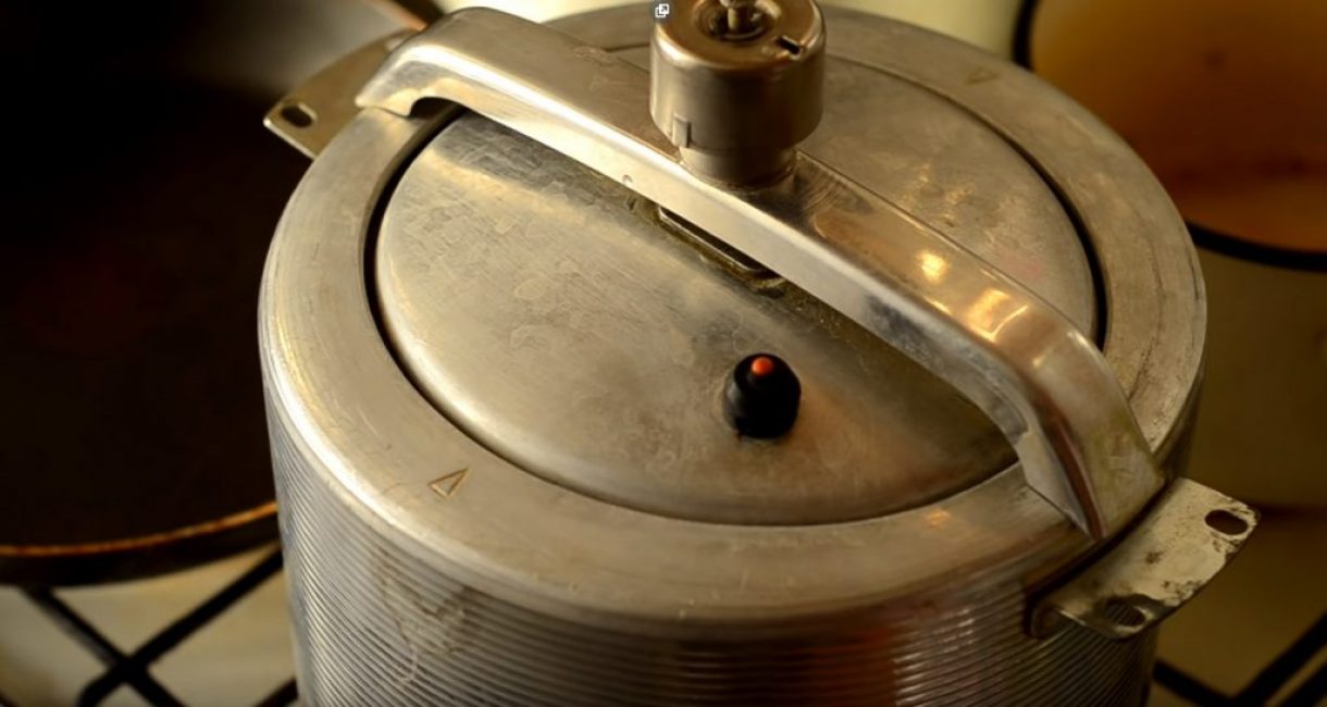 Le pot est mis sur un feu lent.