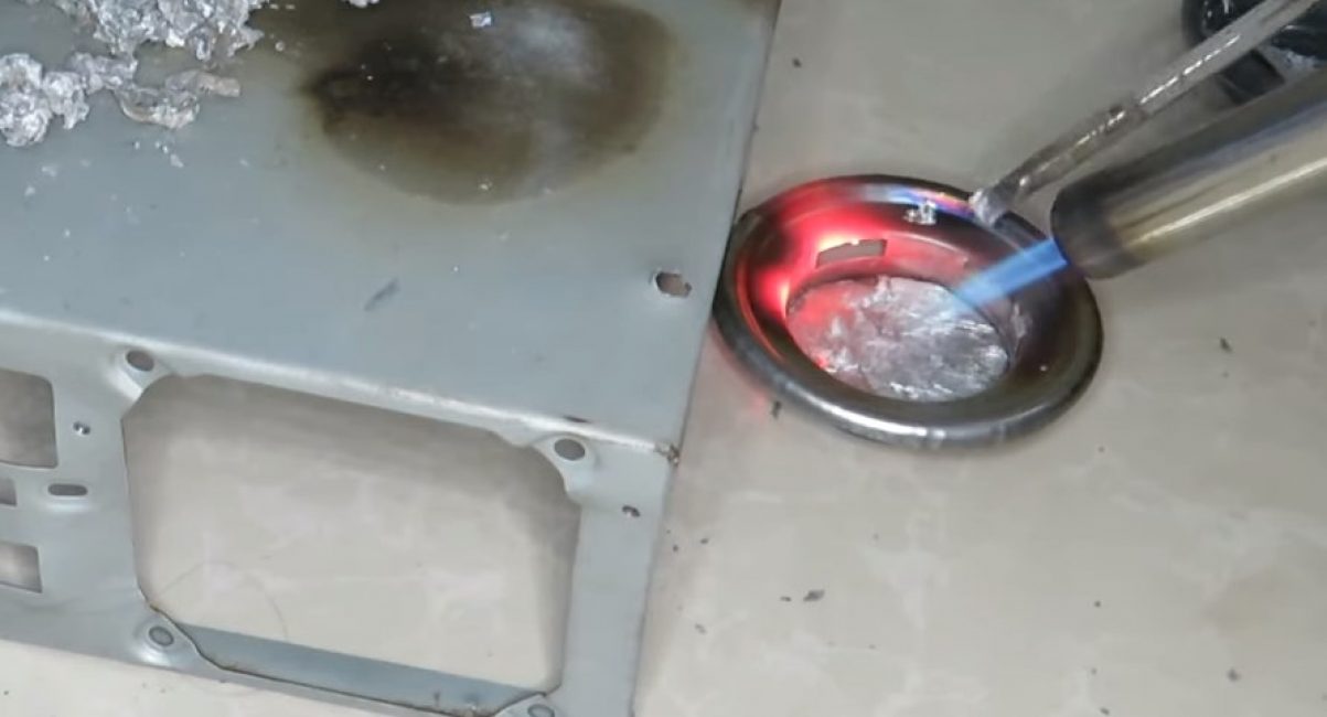 Nous formons la forme du lingot